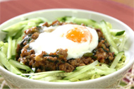 袖-１出店料理レシピ／袖ガウラジャージャー丼